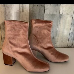 Free people pink booties new with tags doesn’t come with box retails 168$